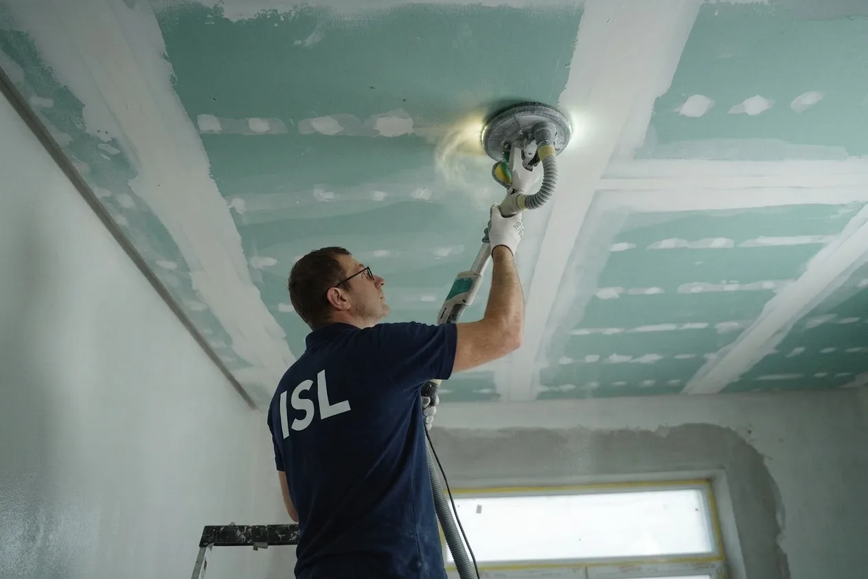Ponçage d'un plafond isolant en plaques par ISL Ponçage d'un plafond isolant en plaques par ISL